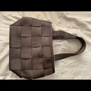 Brown Harvey’s seatbelt tote